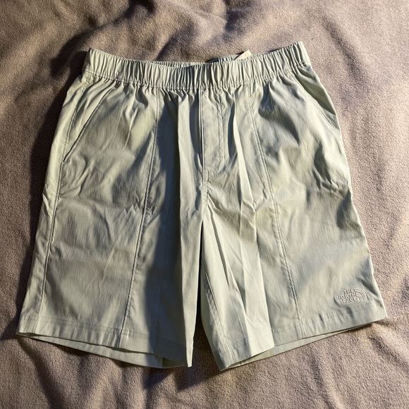 NEW North Face Shorts - Picture 3 of 4